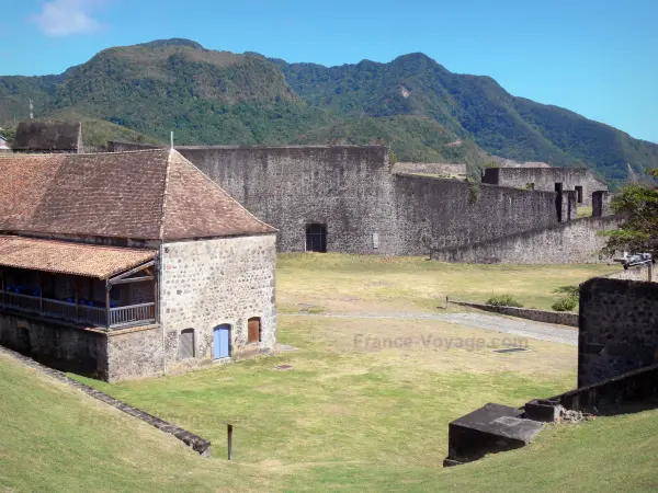 Basse-Terre - Fort Louis Delgrès y cuarteles grandes con vistas a las montañas del Caribe en el fondo; en la isla de Basse-Terre