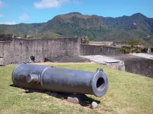 Basse-Terre - Canon y fortificaciones de Fort Delgrès, Montañas del Caribe en el fondo