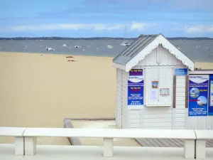 Bassin d'Arcachon - Plage de sable de la station balnéaire d'Arcachon