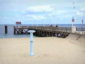 Bassin d'Arcachon - Jetée d'Eyrac et plage de sable de la station balnéaire d'Arcachon