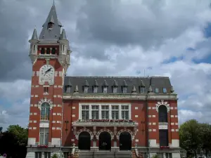 Bassin minier - Hôtel de ville (mairie en brique) avec beffroi dans une cité minière et nuages dans le ciel