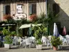 Bassoues - Cafetería con terraza y la casa de entramado de madera decorado con flores