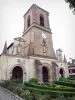 La Bastide-Clairence - Kerk van Onze Lieve Vrouw van de Assumptie en bloemperken