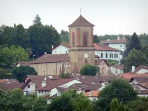 La Bastide-Clairence - Vista del campanile della Chiesa di Nostra Signora dell'Assunta e tetti delle case nella casa di campagna immersa nel verde Navarra