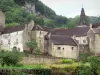 Baume-ле-Messieurs - Аббатство: старые здания аббатства, колокольня церкви аббатства Сен-Пьер и деревья