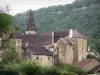 Baume-ле-Messieurs - Аббатство с его зданиями аббатства и колокольней церкви аббатства Сен-Пьер, деревья