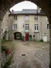 Baume-ле-Messieurs - Аббатство: свод на переднем плане, двор, здания аббатства и сводчатый проход
