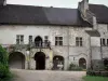 Baume-ле-Messieurs - Аббатство: здания аббатства, сводчатый проход и внутренний двор