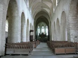 Baume-les-Messieurs - Abadía: nave de la iglesia de la abadía de Saint-Pierre