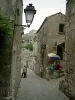 Baux-de-Provence - Strada lastricata fiancheggiata da case in pietra