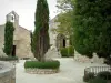 Baux-de-Provence - Posizionare albero decorato con la cappella bianca Penitenti e la chiesa di St. Vincent