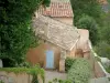 Baux-de-Provence - Casa e giardino con alberi e cespugli