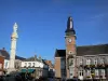 Bavay - Campanario, el Ayuntamiento (Town Hall) y las casas en el Parque Natural Regional del Avesnois