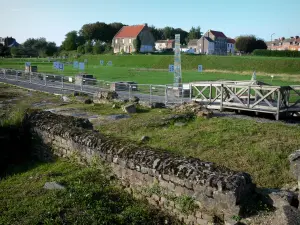 Bavay - Archäologische Stätte (romanische Überreste) und Häuser der Stadt im Hintergrund; im Regionalen Naturpark des  Avesnois