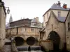 Bayeux - Ancien quartier des tanneurs et des teinturiers : rivière (l'Aure), moulin à eau, maisons, lampadaire, ancienne halle aux poissons et tours de la cathédrale Notre-Dame