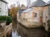 Bayeux - Huizen langs de rivier (Aure) en bomen