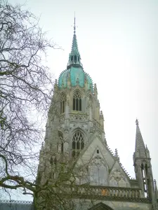Bayeux - Zentraler Turm der Kathedrale Notre-Dame gotischen Stiles und Zweige eines Baumes
