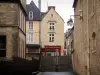 Bayeux - Escalera, lámparas de piso, un restaurante y casas de la Edad Media