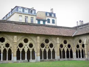 Bayonne - Chiostro gotico della cattedrale di S. Maria e le facciate delle case nella città vecchia