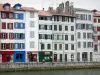 Bayonne - Façades de maisons hautes et commerces du quai Augustin Chaho au bord de la rivière Nive