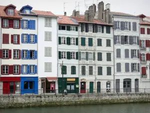 Bayonne - Facciate di case alte e negozi nella dock Augustin Chaho lungo il fiume Nive