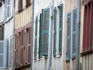 Bayonne - Facciate di case con le persiane colorate della città vecchia