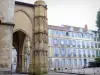 Bayonne - Porche de la cathédrale Sainte-Marie et façades de la vieille ville