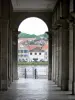 Bayonne - Bajo los soportales de la ciudad de Bayonne con vistas a las fachadas de la ciudad y el río Adour