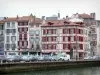 Bayonne - Fachadas de casas en la ciudad vieja y el río Nive