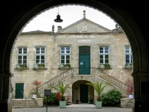 Bazas - View of the facade of the old town hall, whose walls are home to the municipal museum 