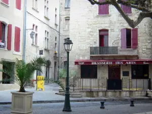 Beaucaire - Lampadaire et façades de maisons de la vieille ville