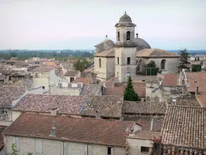 Beaucaire - Bell tower of the Notre-Dame-des-Pommiers church and roofs of houses in the old town