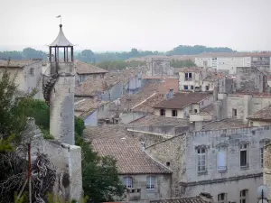 Beaucaire - Tourelle du château avec vue sur les maisons et les bâtiments de la vieille ville