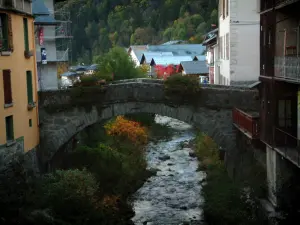 Beaufort - Stone bridge spanning a river and houses of the village