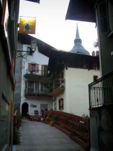 Beaufort - Puente, casas y torre de la iglesia