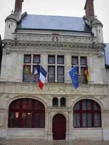 Beaugency - Renaissance gevel van het gemeentehuis (mairie)
