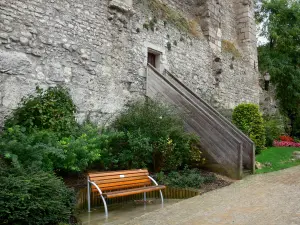 Beaugency - Keep (César tower), bench and shrubs