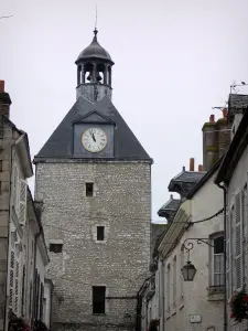 Beaugency - Clock Tower en huizen in de oude stad