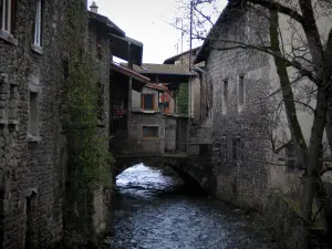 Beaujeu - Rivière et maisons de la ville (capitale historique du Beaujolais), dans le Pays Beaujolais