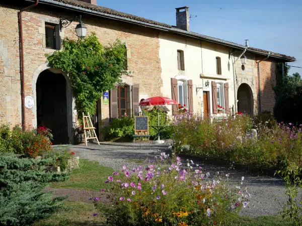 Beaulieu-en-Argonne - Maisons et massifs fleuris du village