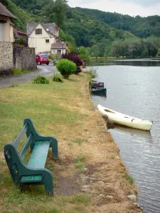 Beaulieu-sur-Dordogne - Barche ormeggiate e le banche della Dordogna, con panca in primo piano