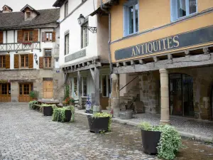 Beaulieu-sur-Dordogne - Facciate di case nella città vecchia