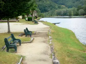 Beaulieu-sur-Dordogne - Panchine lungo il fiume Dordogna