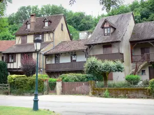 Beaulieu-sur-Dordogne - Facciate di case si affacciano sulle rive della Dordogna