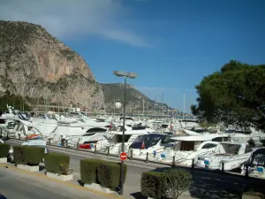 Beaulieu-sur-Mer - Haven met zijn jachten en bergen op de achtergrond