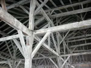 Beaumont-de-Lomagne - Wooden structure of the covered market hall 