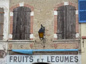 Beaumont-de-Lomagne - Fachada de una casa en la ciudad amurallada real