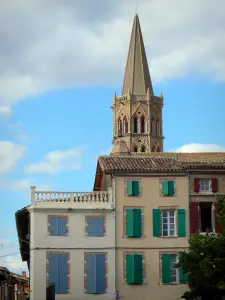 Beaumont-de-Lomagne - Clocher toulousain de l'église Notre-Dame-de-l'Assomption dominant les façades de maisons de la bastide royale