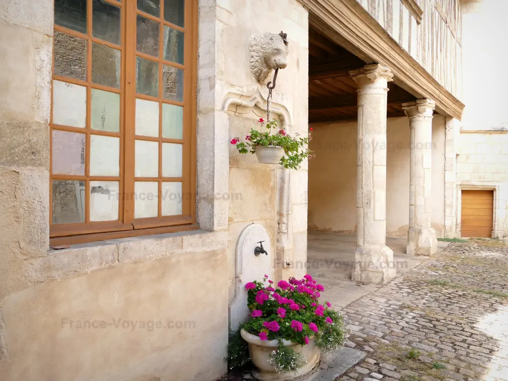 Beaune - Cour intérieure fleurie de l'hôtel de Saulx