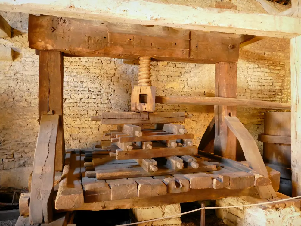 Beaune - Pressoir dans la cuverie du musée du Vin